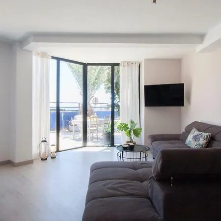 Your Desk On The Beach, Vista Bella Seaview Apartment *